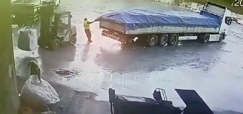 Forklift ile TIR arasında can verdi! O anlar güvenlik kamerasına yansıdı