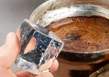 Meğer sırrı buymuş! Türk kahvesine 1 tane buz atarsanız...