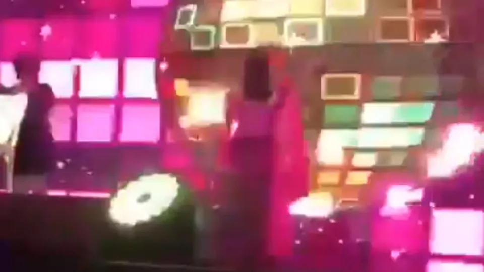 Deniz Seki konser sırasında sahneden düştü