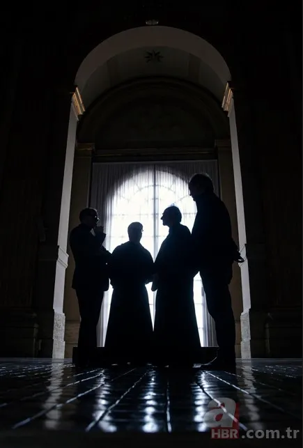 Papa gitti, koltuk savaşı kızıştı! Papalık yarışında ayak oyunları: Lobicilik hız kazandı 1