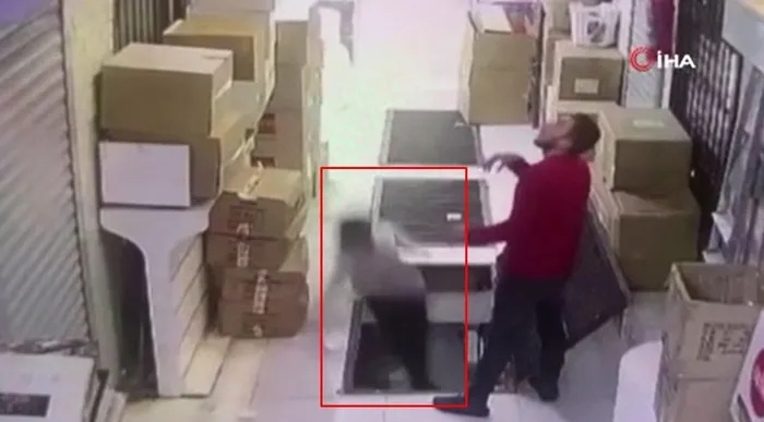 İstanbul'da cep telefonuna bakarak yürüyen kişi ızgaradan aşağı böyle düştü - 1