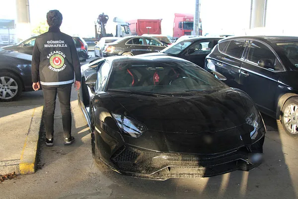 Gümrük muhafaza ekipleri 187 milyon liralık 15 kaçak lüks otomobile el koydu - 1