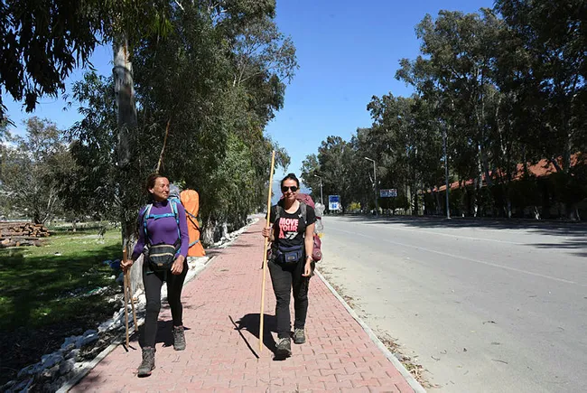 Ukraynalı anne ve kızı Likya Yolu’nda yürüyor