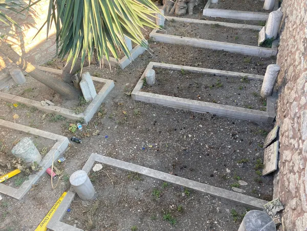 Şehitlerimizin kemiklerini sızlatan görüntü! İBB kaderine terk etti: Çöplüğe döndü