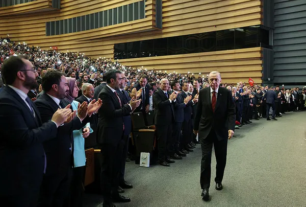 baskan-erdogandan-mehmet-akif-ersoyu-anma-gunleri-programinda-onemli-aciklamalar-1703533309040.jpg Başkan Erdoğan'dan CHP ve DEM'e ders niteliğinde ayar: Teröristle aynı dili konuşan terörist muamelesi görür - 1