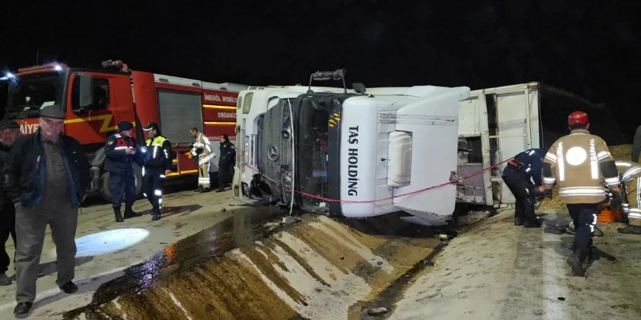 Bursa'da feci kaza! Talaş yüklü TIR devrildi: Sürücü hayatını kaybetti