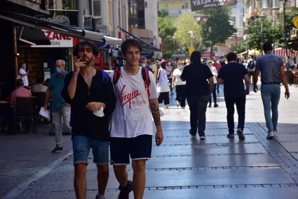 Maskesini kolunda taşıyan garsondan kan donduran sözler: 'Tek yaşıyorum ölsem de kendim ölürüm' - 2