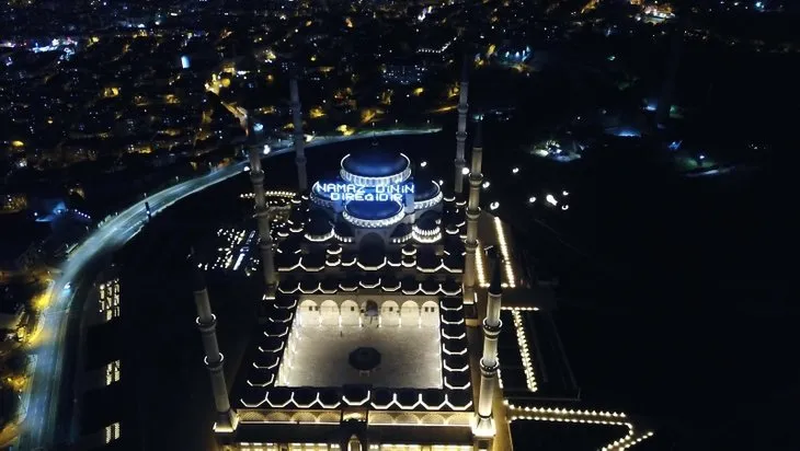 Çamlıca Camisi’nin Ramazan mahyası havadan görüntülendi! Dikkat çeken koronavirüs çağrısı