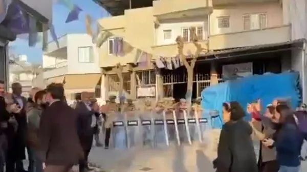 7li-koalisyonun-ortagi-hdpden-skandal-provokasyon-teroristbasi-ocalanin-dogum-gununu-kutladilar-1680599257201.jpg 7'li koalisyonun ortağı HDP'den skandal provokasyon! Teröristbaşı Öcalan'ın doğum gününü kutladılar - 4