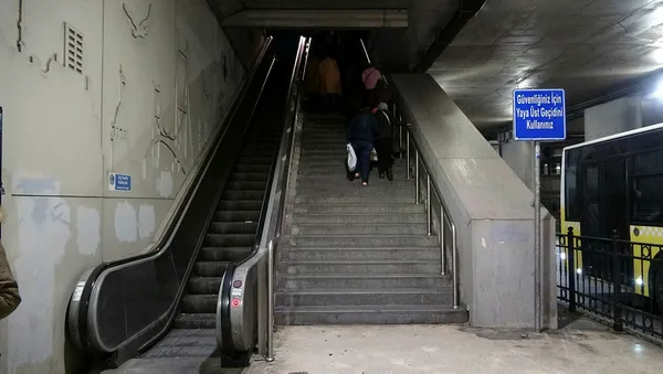 Taksim Metrosu’ndaki yürüyen merdiven arızası vatandaşı isyan ettirdi! İstanbullulardan CHP’li İBB’ye tepki