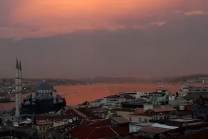 İstanbul Boğazı kızıla boyandı