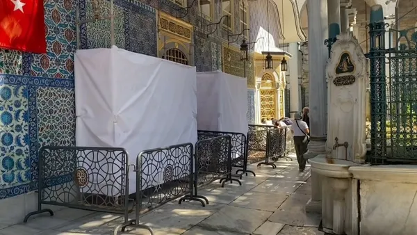eyup-sultan-turbesine-saldiri-cekicle-cinilere-zarar-verdi-1659948938795.jpg Eyüp Sultan Türbesi'ne saldırı! Çekiçle çinilere zarar verdi - 1