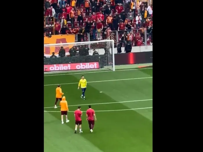 Galatasaray - Fenerbahçe derbisi öncesi saha karıştı! Futbolcular birbirine girdi