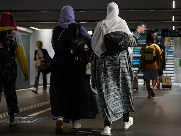 fransada-islam-karsitligi-tehlikeli-bir-hal-aliyor-uzun-elbise-nobetinden-sonra-kimono-giyen-ogrenciyi-hedef-a-1694014536840.jpg Fransa'da İslam karşıtlığı tehlikeli bir hal alıyor! Uzun elbise nöbetinden sonra kimono giyen öğrenciyi hedef aldı - 2