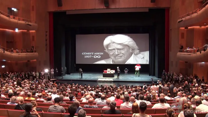 Cüneyt Arkın'ın cenazesinde tepki çeken hareket: "Burası manzara değil" 7