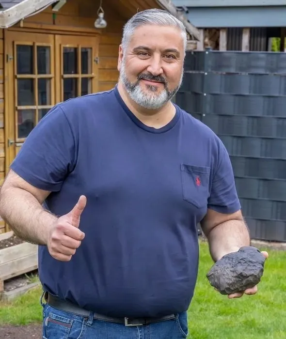 1684836927783.jpeg Almanya’da Türk ailenin başına resmen servet yağdı! Bahçelerine düşen gök taşının fiyatı dudak uçuklattı - 3