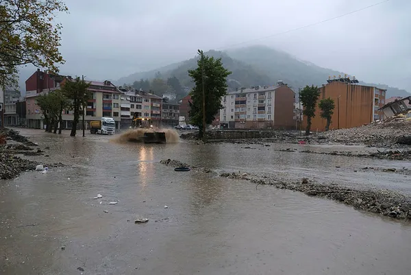 1635091573516.jpg Sağanak yağış sonrası sokaklar su altında kaldı! Kastamonu'nun Bozkurt ilçesi yağmura teslim - 4