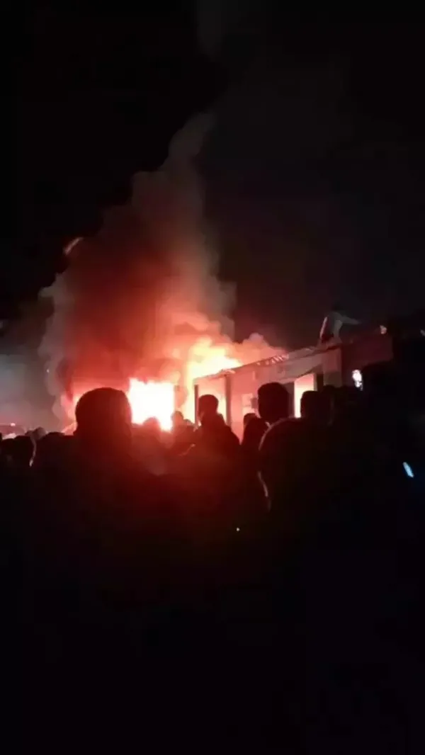 hatayda-konteyner-kentte-korkutan-yangin-1707702275536.jpeg Hatay'da konteyner kentte korkutan yangın! - 1