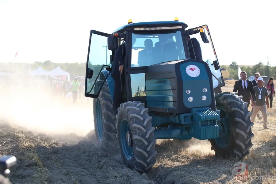 Başkan Erdoğan yerli elektrikli traktörü kullandı 14