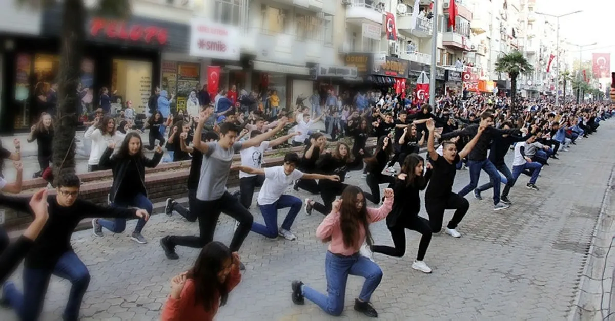 Izmir De 29 Ekim Coskusu 2 Bin Kisi Ayni Anda Zeybek Oynadi Video Ahaber Video Izle