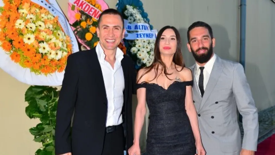 Emre Aşık ve eşini dövdüler!