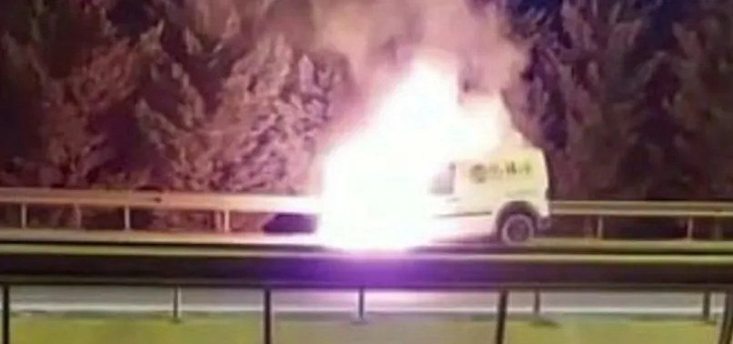 Kocaeli TEM’de yanan minibüs alev topuna döndü