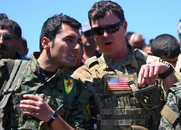 siyonist-medyasinda-baskan-erdogan-panigi-israilin-hazirlanmasi-gerekiyor-1734962539749.jpg Suriye'deki YPG/PKK güçleri ABD birlikleri tarafından eğitilirken (Arşiv)
