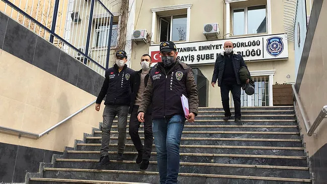 İstanbul’da hırsızlar lüks galeriden iki cipi ve çelik kasayı çaldılar - 1