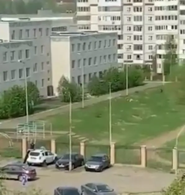 son-dakika-tataristan-cumhuriyetinin-baskenti-kazanda-okula-silahli-saldiri-1620720614966.jpg Son dakika: Tataristan Cumhuriyeti’nin başkenti Kazan’da okula silahlı saldırı! - 2
