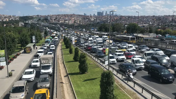 Haliç Köprüsü çıkışında kaza: 2 kişi araçtan inerek olay yerinden kaçtı - 2