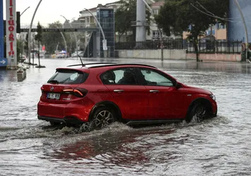 Ankara'yı yine sel vurdu! Meteoroloji'nin uyarısı sonrası cadde ve sokaklar göle döndü! 5 günlük hava durumu tahmini...