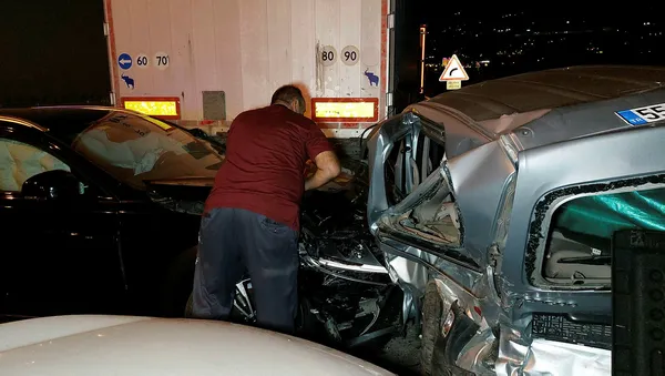 1662666324672.jpg Samsun'da zincirleme kaza! Tam 23 araç birbirine girdi! Aralarında TIR ve yolcu otobüsü de var... Çok sayıda kişi yaralandı - 3
