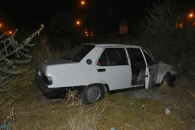 Sürücüsünün yarıştığı iddia edilen otomobil, boş araziye uçtu - 1