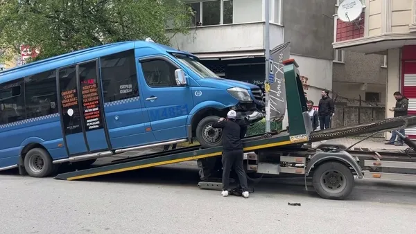 umraniyede-surucusu-direksiyon-basinda-bayilan-arac-minibuse-ve-cipe-carpti-o-anlar-kamerada-1649853962105.jpg Ümraniye’de sürücüsü direksiyon başında bayılan araç minibüse ve cipe çarptı! O anlar kamerada - 1