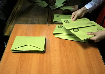 FETÖ'cüler sandık başında yakalandı