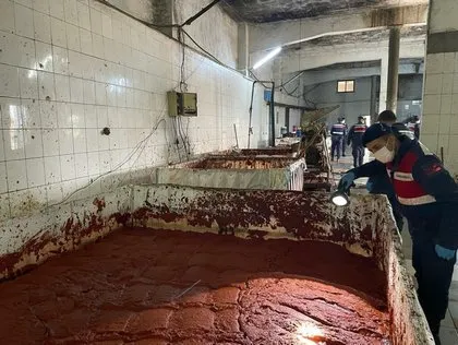İzmir’de mide bulandıran görüntüler! İçeri giren jandarma ekipleri şaştı kaldı: Kaçak salça üretimi | Vatandaşa bunu yediriyorlar