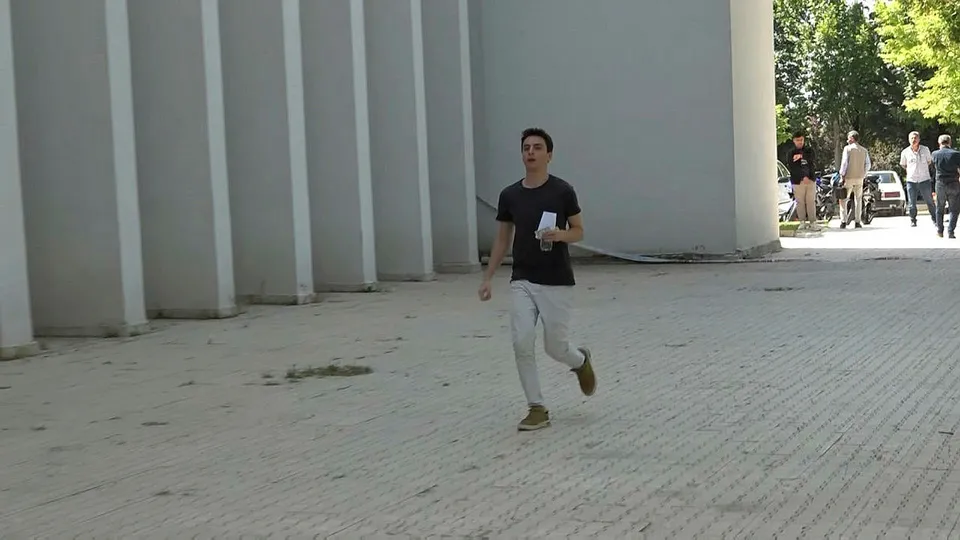 YKS'de ikinci tur heyecanı! Manzara değişmedi! Öğrencilerin sınava yetişme telaşı kamerada