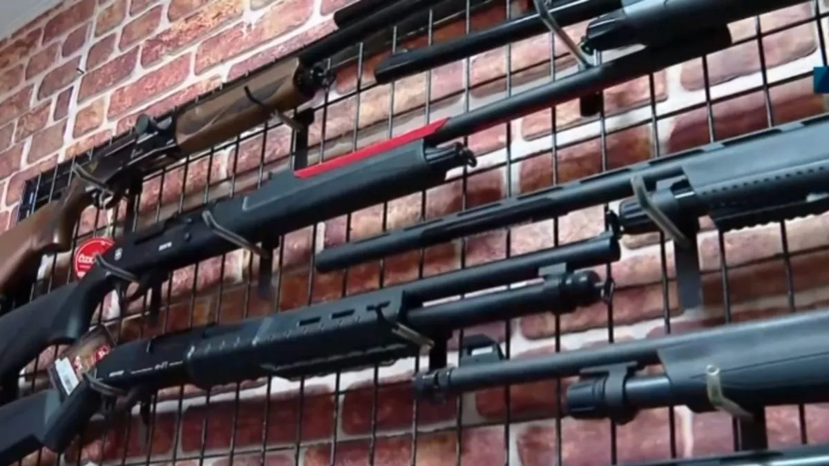 Eve servis pompalı tüfek! Parayı veren alıyor