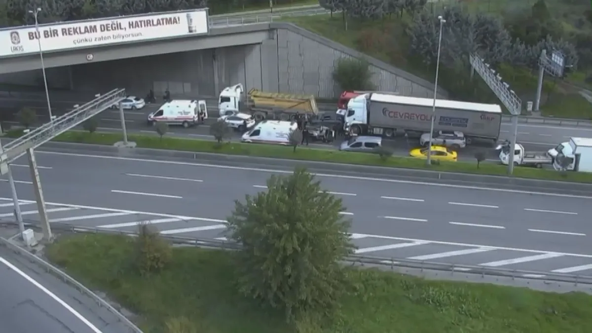 Bağcılar'da zincirleme kabus! Hafriyat kamyonu ve TIR birbirine girdi - 1