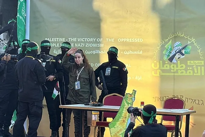 Esir takasında terör devletine şok! İsrail amblemleriyle dünyaya rezil oldu: Hamas böyle dalga geçti