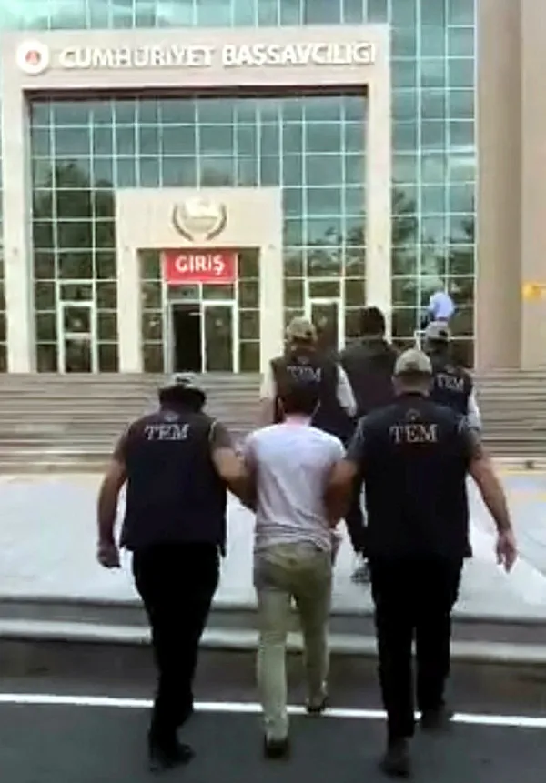 yurt-disina-kacacaklardi-tekirdagda-10-fetopdy-suphelisi-yakalandi-1695831260611.jpg Yurt dışına kaçacaklardı! Tekirdağ'da 10 FETÖ/PDY şüphelisi yakalandı - 1