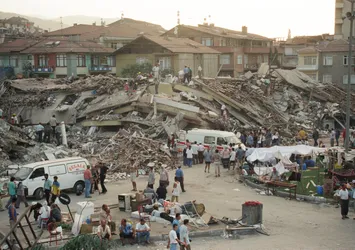 17 Ağustos 1999 depremi hafızalardaki yerini koruyor! Ünlü deprem uzmanından korkutan uyarı: 7.2-7.6 büyüklüğünde bekliyoruz"