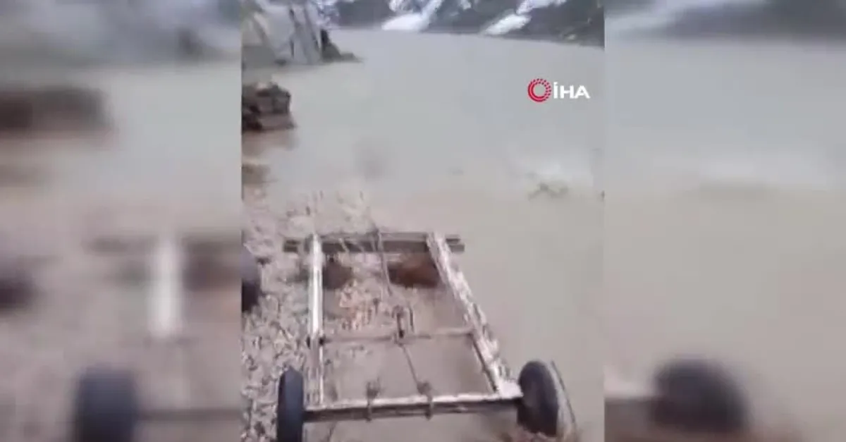 Yüksekova'da dere taştı: Ahırları su bastı