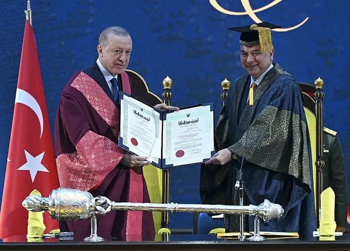Başkan Erdoğan'a, Malezya'da Perak Sultanı Nazrin Şah tarafından fahri doktora beratı tevdi edildi. (AA)