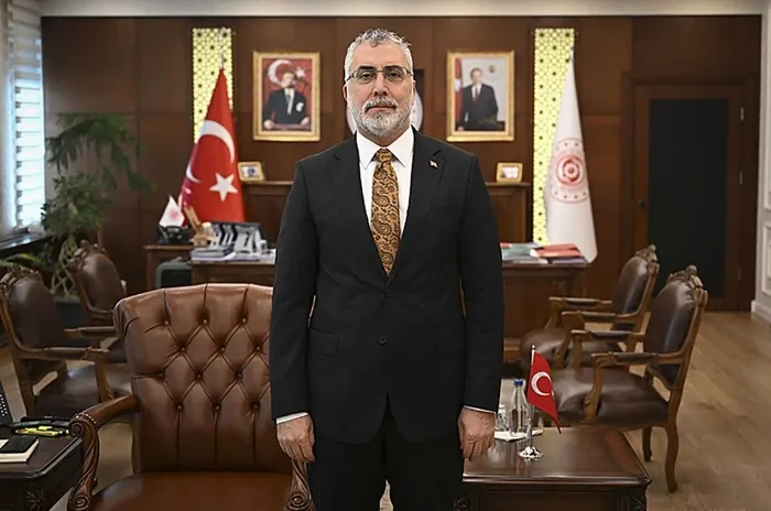 bakan-isikhan-staj-bulamiyorum-mazeretini-ortadan-kaldiracagiz-1767718817376.jpeg Çalışma ve Sosyal Güvenlik Bakanı Vedat Işıkhan