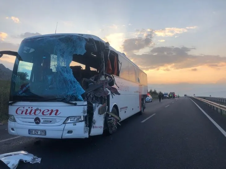 Denizli'de feci kaza! TIR ile yolcu otobüsü çarpıştı: Ölü ve yaralılar var