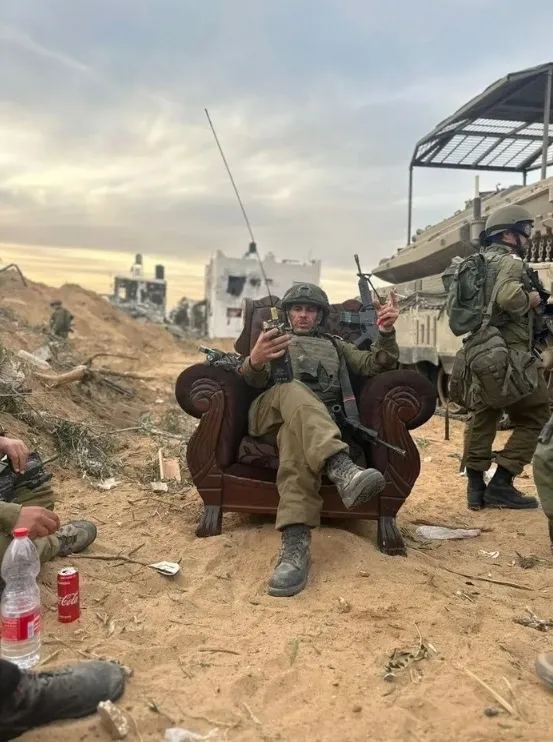 Katil İsrail askerleri yıktığı Gazze sokaklarında Coca Cola ile poz verdi