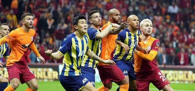 Galatasaray 3 Fenerbahçe ise 6 değişikle derbiye çıktı