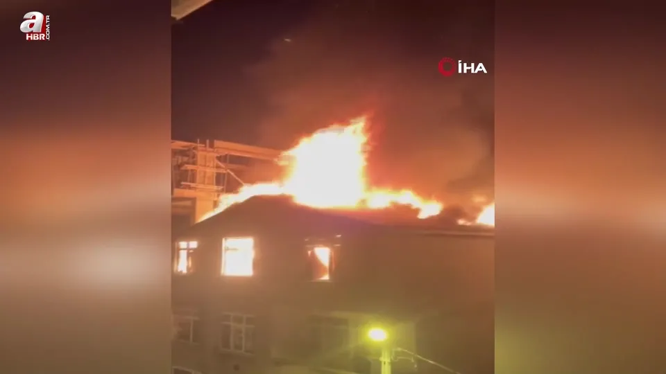Küçükçekmece’de 4 katlı binanın çatısında korkutan yangın