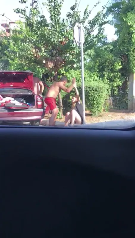 Yeni evli çift sokak ortasında tekme-tokat kavga etti - 1